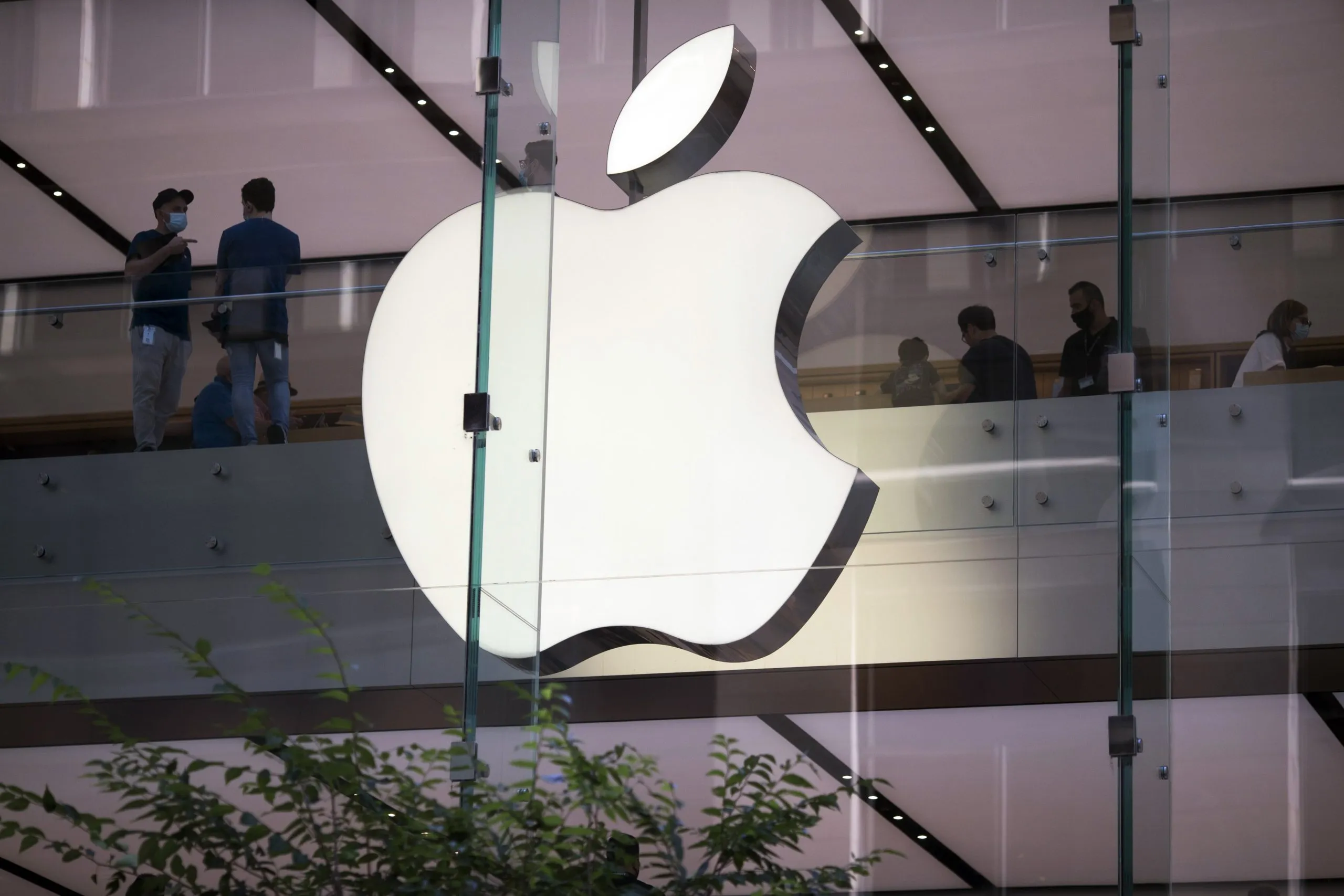 Apple Dá um Passo em Falso com a AI Como a Confiança na Inteligência Artificial Está em Queda Livre